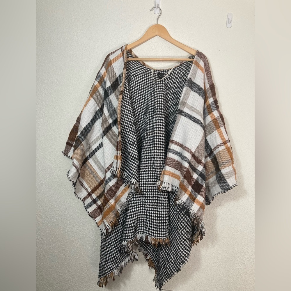 Steve Madden OSFM plaid houndstooth reversible topper wrap poncho fringe trim